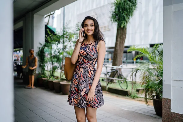 Joven Mujer Asiática India Pie Hablando Teléfono Inteligente Una Calle — Foto de Stock