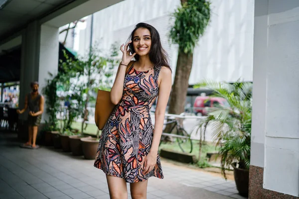 Joven Mujer Asiática India Pie Hablando Teléfono Inteligente Una Calle — Foto de Stock