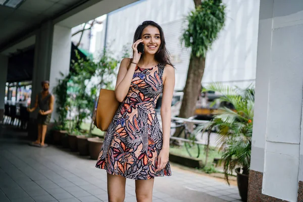 Joven Mujer Asiática India Pie Hablando Teléfono Inteligente Una Calle — Foto de Stock