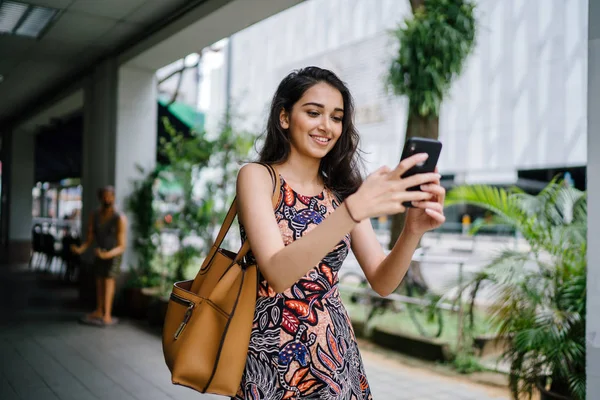 Молодая Индийская Азиатка Стоит Использует Свой Смартфон Городской Улице Городе — стоковое фото