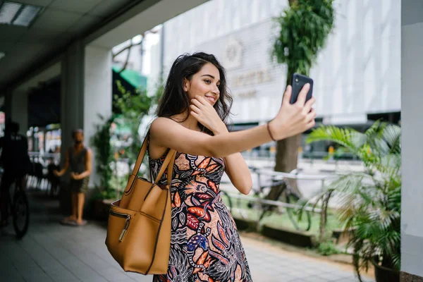 Молодая Красивая Элегантная Панджабская Индийская Азиатка Делает Селфи Своим Смартфоном — стоковое фото