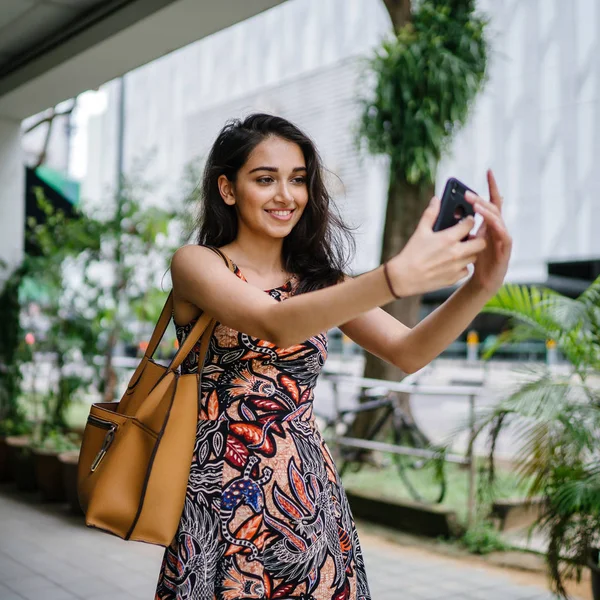 Mladá Krásná Elegantní Punjabi Indická Asijská Žena Bere Selfie Sebe — Stock fotografie