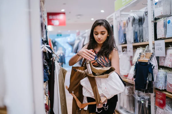 給料日にショッピング モールのファストファッション店で新しい服の若いインド人のアジア女性ショップ — ストック写真