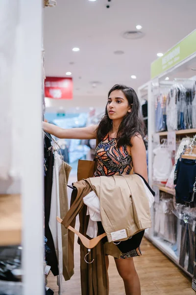 給料日にショッピング モールのファストファッション店で新しい服の若いインド人のアジア女性ショップ — ストック写真
