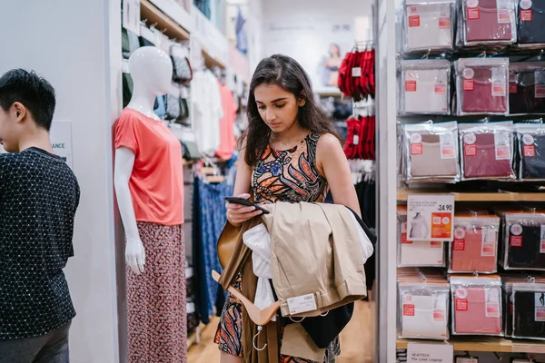 給料日にショッピング モールのファストファッション店で新しい服の若いインド人のアジア女性ショップ — ストック写真