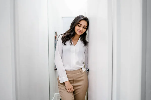 Portrait Young Beautiful Indian Asian Woman Trying Out New Clothing — Stock Photo, Image