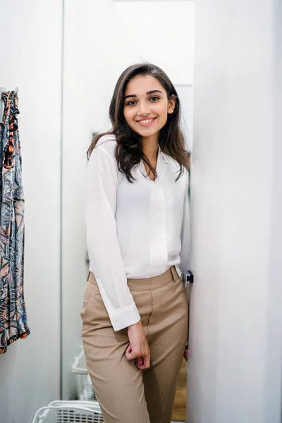 Retrato Una Joven Hermosa Mujer Asiática India Probando Ropa Nueva — Foto de Stock