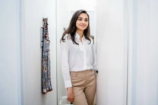 Retrato Una Joven Hermosa Mujer Asiática India Probando Ropa Nueva — Foto de Stock