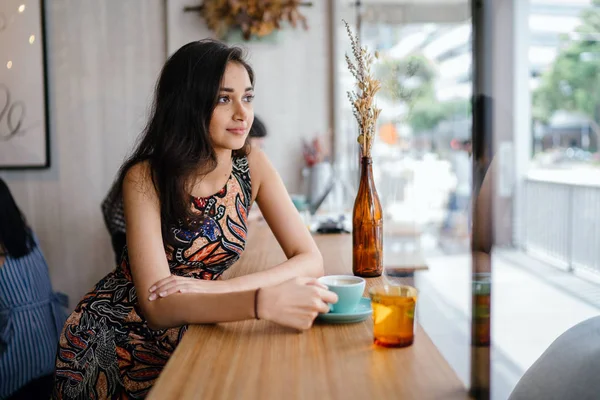 Junge Und Schöne Indische Asiatische Singaporeanerin Einem Print Kleid Sitzt — Stockfoto