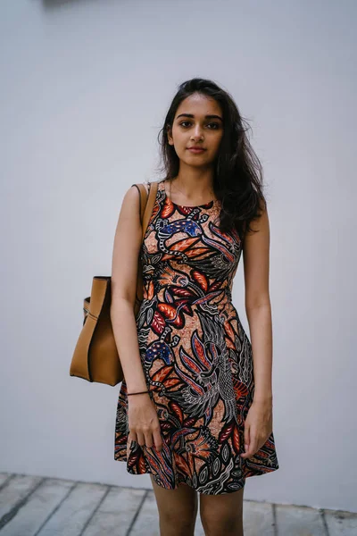 Модный Портрет Красивой Молодой Стройной Индийской Азиатской Девушки Платье Позирующей — стоковое фото