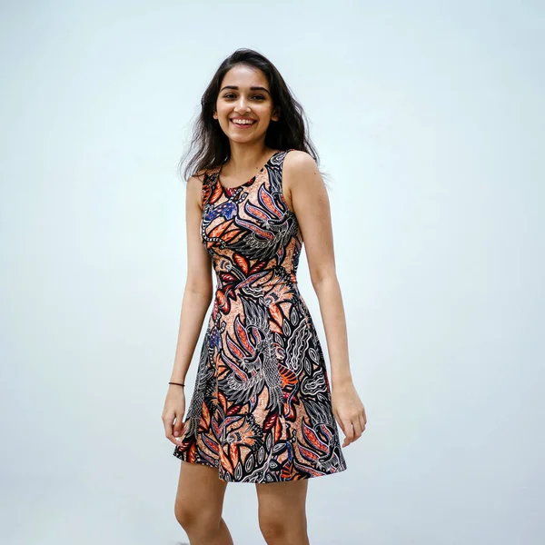 ファッション ドレス ポーズで美しい スリム インド アジアの少女像 — ストック写真