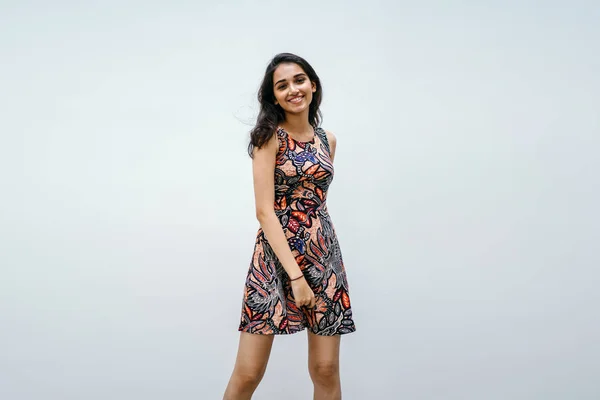ファッション ドレス ポーズで美しい スリム インド アジアの少女像 — ストック写真