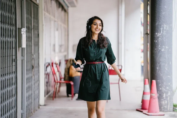 Retrato Una Joven Atractiva Bella Chica India Milenaria Bailando Mientras — Foto de Stock