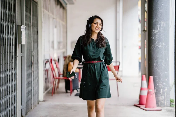 Retrato Una Joven Atractiva Bella Chica India Milenaria Bailando Mientras — Foto de Stock