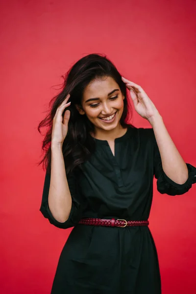 Studio Portrét Krásné Mladé Atraktivní Indické Asijské Ženy Pozadí Červeného — Stock fotografie
