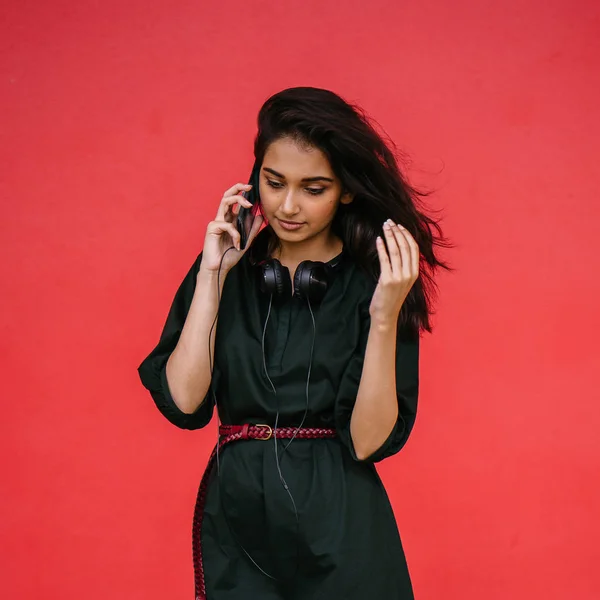 Estudio Del Retrato Una Mujer India Hermosa Joven Atractiva Con —  Fotos de Stock