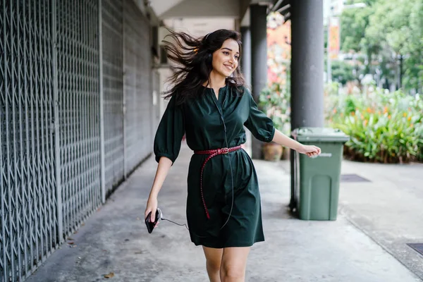 Junge Attraktive Und Schöne Indische Asiatische Millennial Mädchen Tanzen Während — Stockfoto