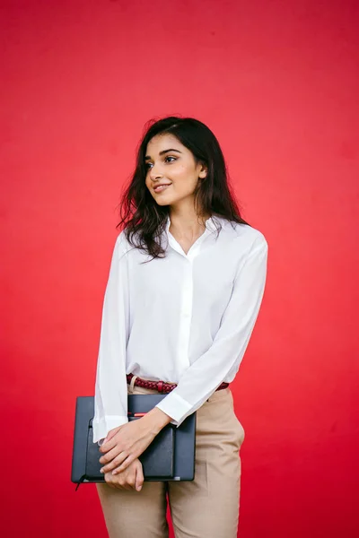 Retrato Estúdio Uma Mulher Asiática Indiana Bonita Jovem Atraente Contra Imagem De Stock