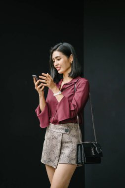 Smartphone tutan genç Kore Asya kadın 