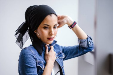 Gündüz vakti genç, zarif ve çekici Malezyalı Müslüman kadın.