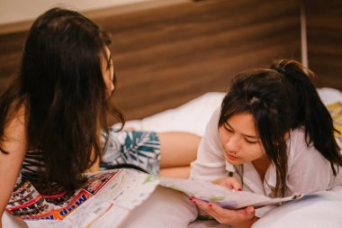 İki genç Asya arkadaşlar Sit Bed Hostel hem Asya seyahat