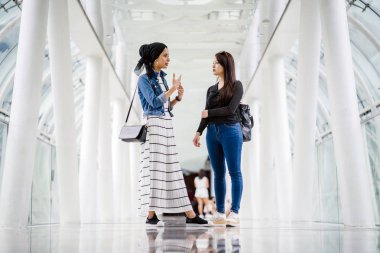 Farklı etnik kökenlere sahip iki arkadaş gün boyunca bir köprüde yan yana dururlar. Biri Malezyalı Müslüman bir kadın, diğeri de Çinli bir Asyalı. İkisi de genç, enerjik ve çekici..