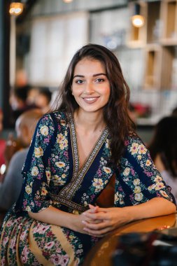 portre baş shot, kendine güvenen, Genç ve çekici Hint Asya kız sıcak aydınlatılmış bir trendy Cafe