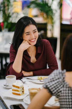 klas bir kapalı Kafe oturan bir güzel ve zarif genç Kore Asya kadın portresi