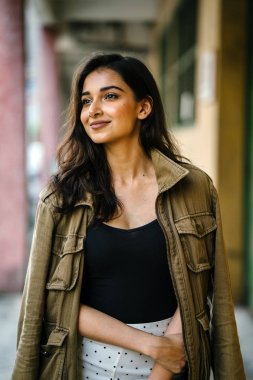 Gün boyunca bir geçit Asya'da bir şehirde yürürken bir uzun boylu, güzel, ince ve zarif Hint Asyalı kadın portresi. O zarif giyindi ve bir ceket omuzları üzerinde bol dökümlü vardır.