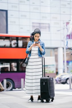 Genç, uzun, ince ve zarif bir Malezyalı Müslüman 'ın portresi şehrin kalabalık bir caddesinde duruyor..