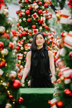 Güzel ve genç bir Kore Asya kadın portresi beholds ve harikası Noel süsleri smiling