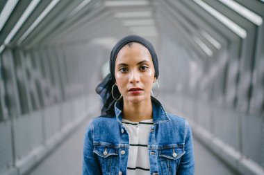 Gündüz vakti genç, zarif ve çekici Malezyalı Müslüman kadın.