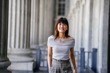 Zarif ve çekici Asyalı Çinli kadın. O şık giyinmiş ve çekici ve güzel