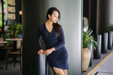 Kendinden emin, genç, güzel ve kendinden emin Asyalı bir kadının portresi.