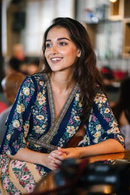 portre baş shot, kendine güvenen, Genç ve çekici Hint Asya kız sıcak aydınlatılmış bir trendy Cafe