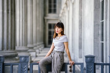 Zarif ve çekici Asyalı Çinli kadın. O şık giyinmiş ve çekici ve güzel