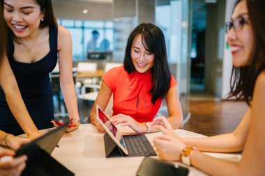 birlikte çalışma alanındaki bir grup iş adamı  