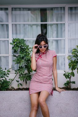  Geleneksel Çince cheongsam elbiseli genç, çekici Çinli Asyalı kız