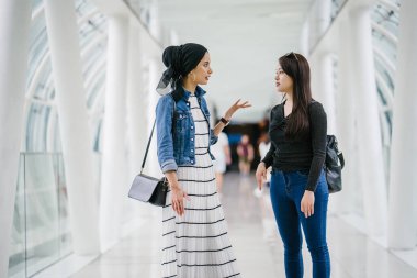 Farklı etnik kökenlere sahip iki arkadaş gün boyunca bir köprüde yan yana dururlar. Biri Malezyalı Müslüman bir kadın, diğeri de Çinli bir Asyalı. İkisi de genç, enerjik ve çekici..