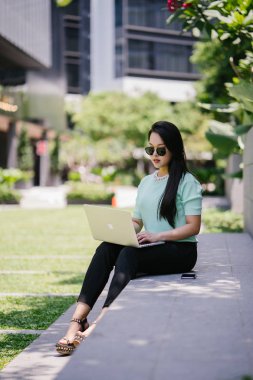 Genç ve çekici bir Asyalı kadın öğrenci oturur ve gün boyunca bir üniversite kampüsünde onu dizüstü bilgisayar üzerinde çalışır. O, o çalışırken gelişigüzel giyinmiş. 