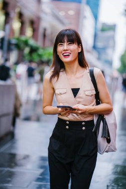 Onun smartphone kullanarak Genç, çekici Çinli Asyalı kadın