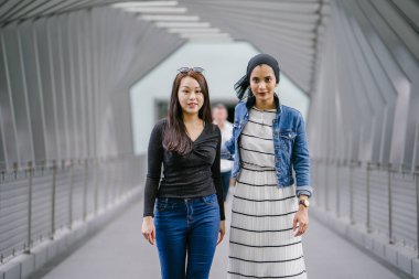 Gündüz vakti köprüde farklı etnik kökenlere sahip iki arkadaş. Biri Malezyalı Müslüman bir kadın, diğeri de Çinli bir Asyalı. İkisi de genç, enerjik ve çekici..