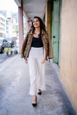 Gün boyunca bir geçit Asya'da bir şehirde yürürken bir uzun boylu, güzel, ince ve zarif Hint Asyalı kadın portresi. O zarif giyindi ve bir ceket omuzları üzerinde bol dökümlü vardır.