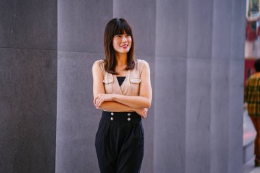 Asya mall alışveriş merkezleri içinde belgili tanımlık geçmiş ile dışında duran genç Çinli Asyalı kadın