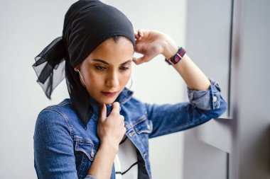 Gündüz vakti genç, zarif ve çekici Malezyalı Müslüman kadın.