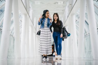 Farklı etnik kökenlere sahip iki arkadaş gün boyunca bir köprüde yan yana dururlar. Biri Malezyalı Müslüman bir kadın, diğeri de Çinli bir Asyalı. İkisi de genç, enerjik ve çekici..