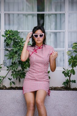  Geleneksel Çince cheongsam elbiseli genç, çekici Çinli Asyalı kız