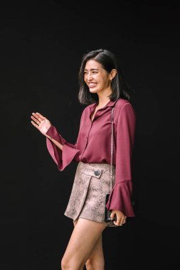 Stüdyo portre bir genç, güzel ve zarif Kore Asya kadının bir ipek bluz ve mini etek.