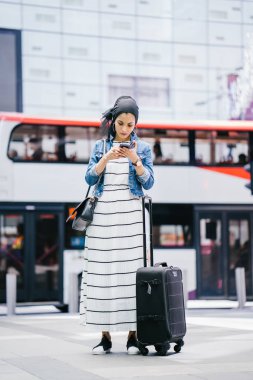 Genç, uzun, ince ve zarif bir Malezyalı Müslüman 'ın portresi şehrin kalabalık bir caddesinde duruyor..