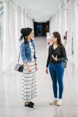 Gündüz vakti köprüde farklı etnik kökenlere sahip iki arkadaş. Biri Malezyalı Müslüman bir kadın, diğeri de Çinli bir Asyalı. İkisi de genç, enerjik ve çekici..